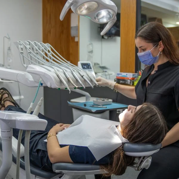 Dental Options kliniğinde diş hekimi ve tedavi koltuğundaki hasta